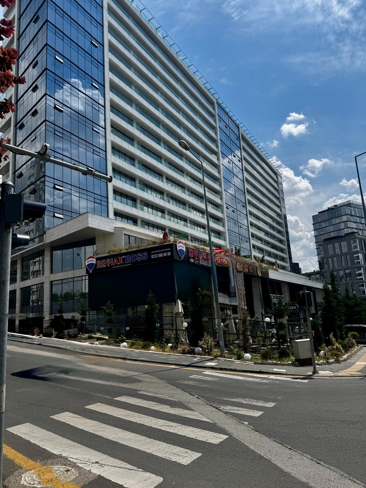 RE/MAX BOSS Beştepe ofisi dış görünümü