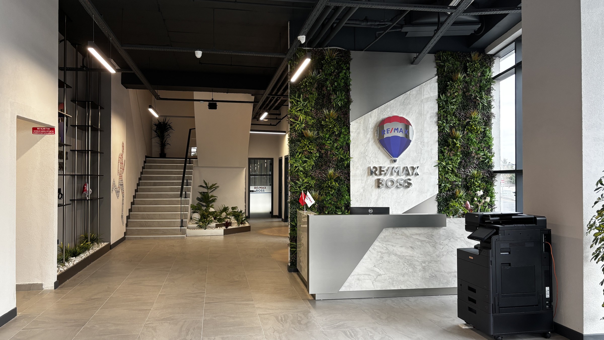 RE/MAX BOSS ofis girişi ve resepsiyon